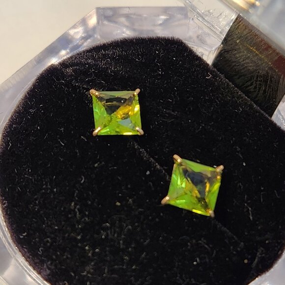 NIB VTG 10K Solid Gold Natural Olive Peridot Princess 0.75cts Stud Earrings - Picture 7 of 13